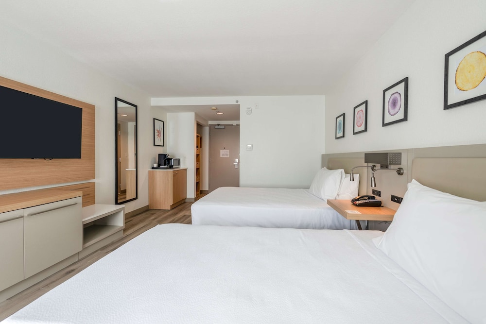 Deluxe Room, 2 Queen Beds (Shower) - Photo 3