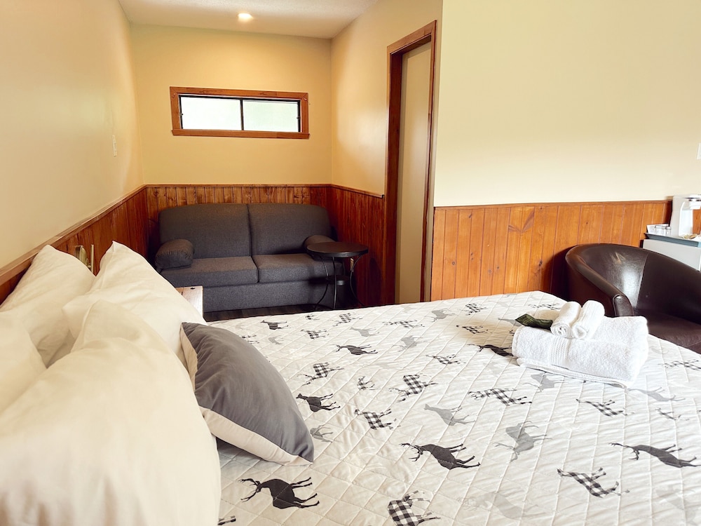 Family Room, 1 Queen Bed with Sofa bed photo 1