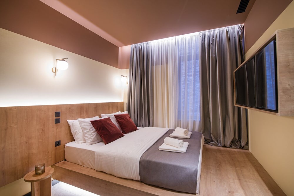 Economy Double Room, 1 Queen Bed, Non Smoking (Skylight) photo 1