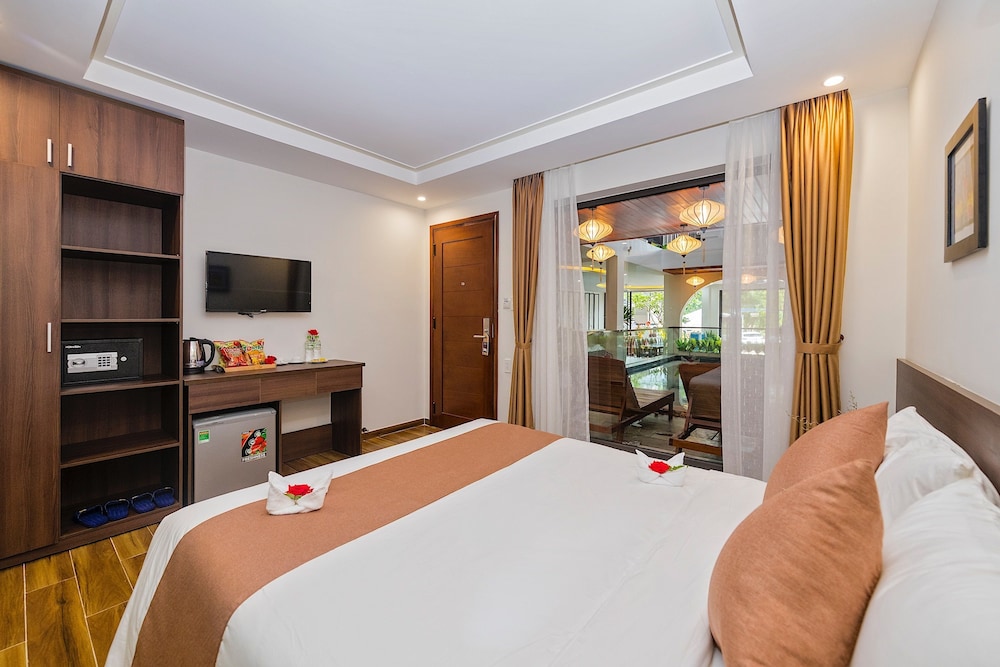 Deluxe Balcony With Courtyard View - Photo 1