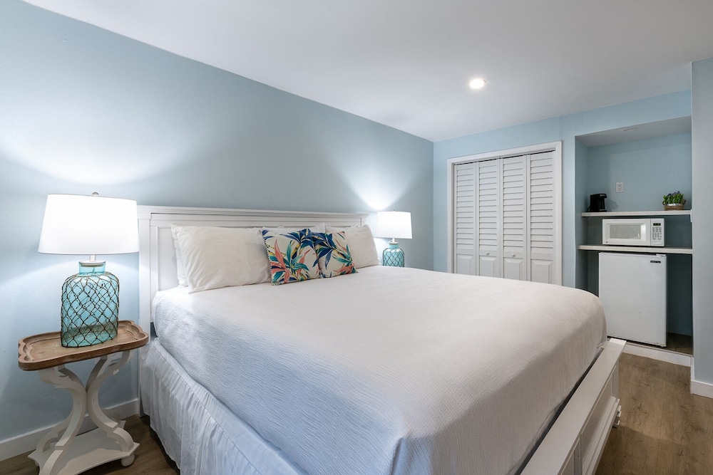 Deluxe Room, 1 King Bed, City View