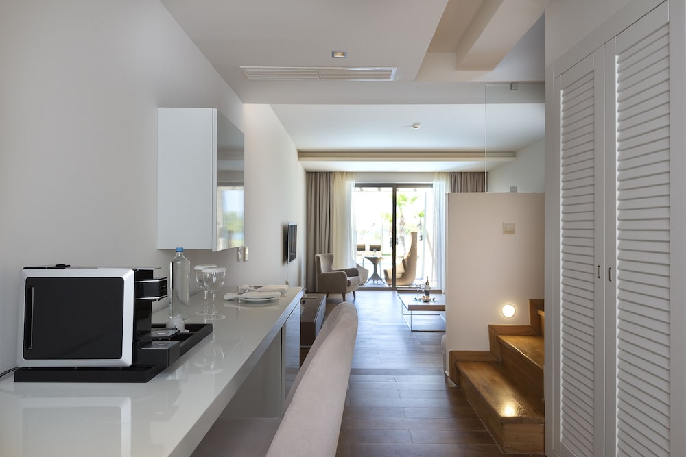 Maisonette Suite Sea Front with Sharing Pool - Photo 8