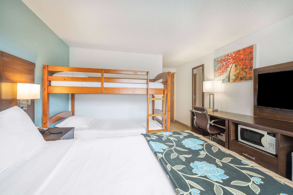 Room, Multiple Beds, Non Smoking - Photo 2