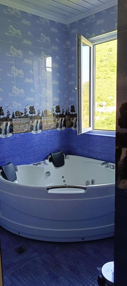 Suite, Jetted Tub photo 3