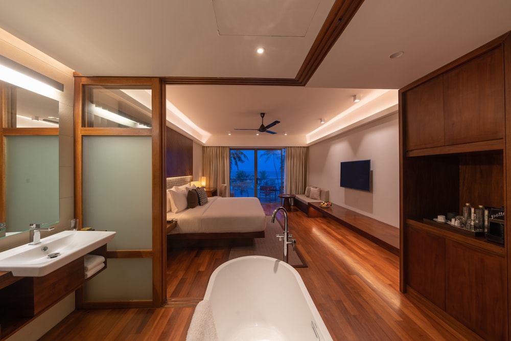 Superior Double Room, 1 King Bed, Ocean View, Beachfront photo 3
