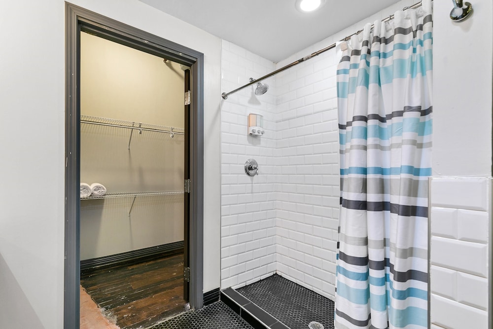 Signature Loft, 3 Bedrooms, 2 Bathrooms, City View - Photo 29