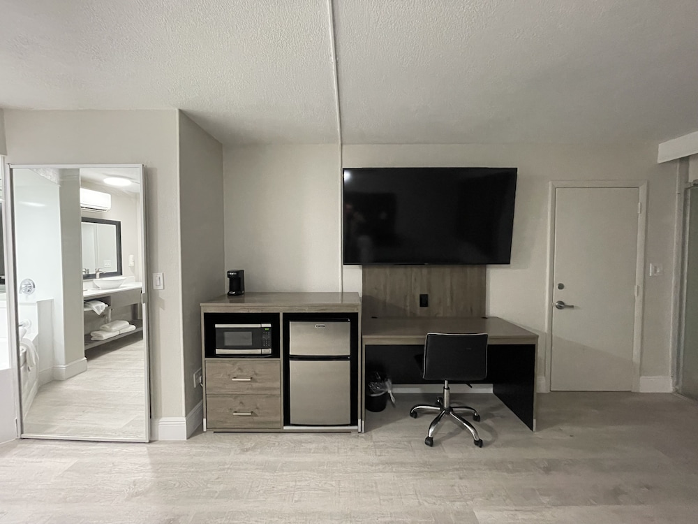 Suite, 1 King Bed, Non Smoking, Hot Tub - Photo 8