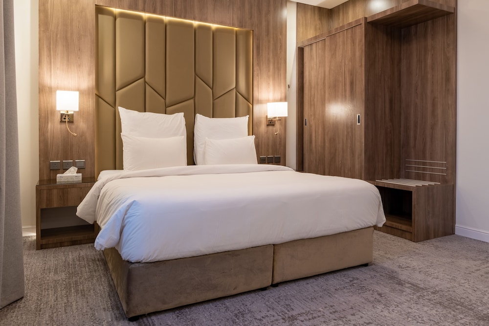 Business Suite, 1 King Bed - Photo 1