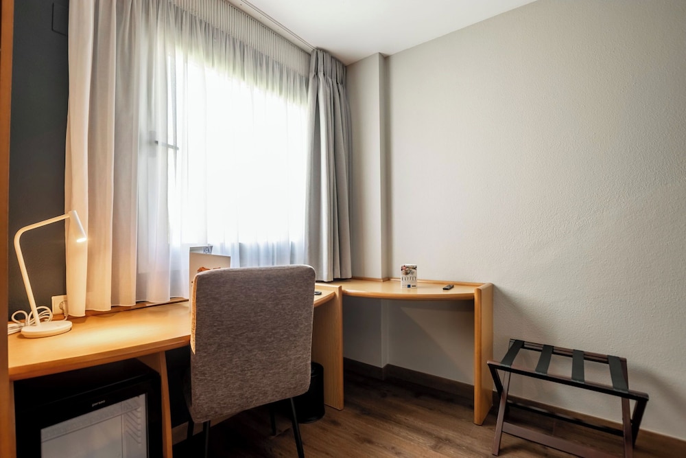 Room - Photo 13