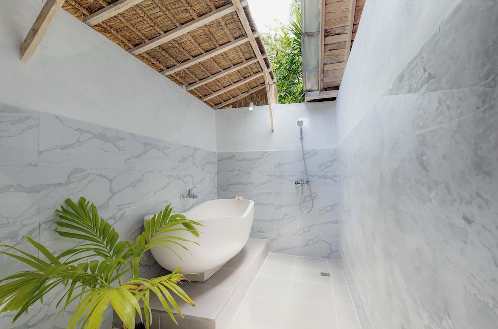 Deluxe Room, Bathtub - Photo 12