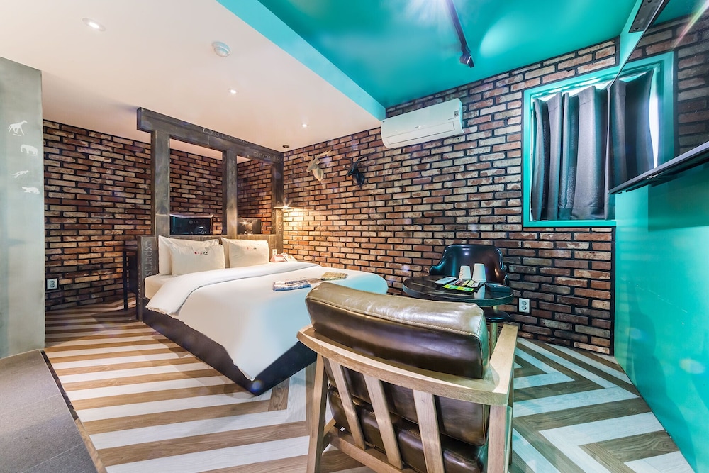 Suite (Check-in: Mon-Thu 6 PM, Fri-Sun 9 PM) photo 1