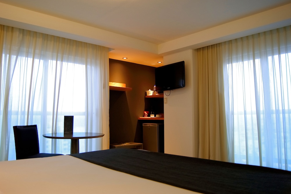 Executive Studio Suite, 1 King Bed - Photo 2