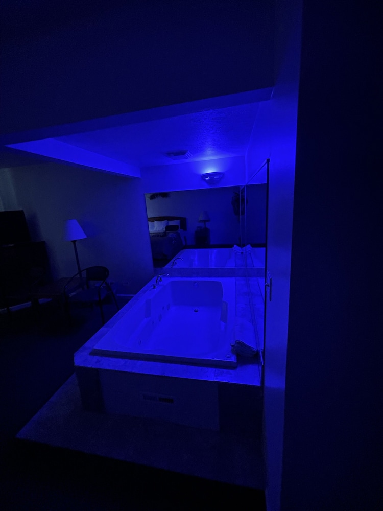 King Whirlpool Suite - Photo 7