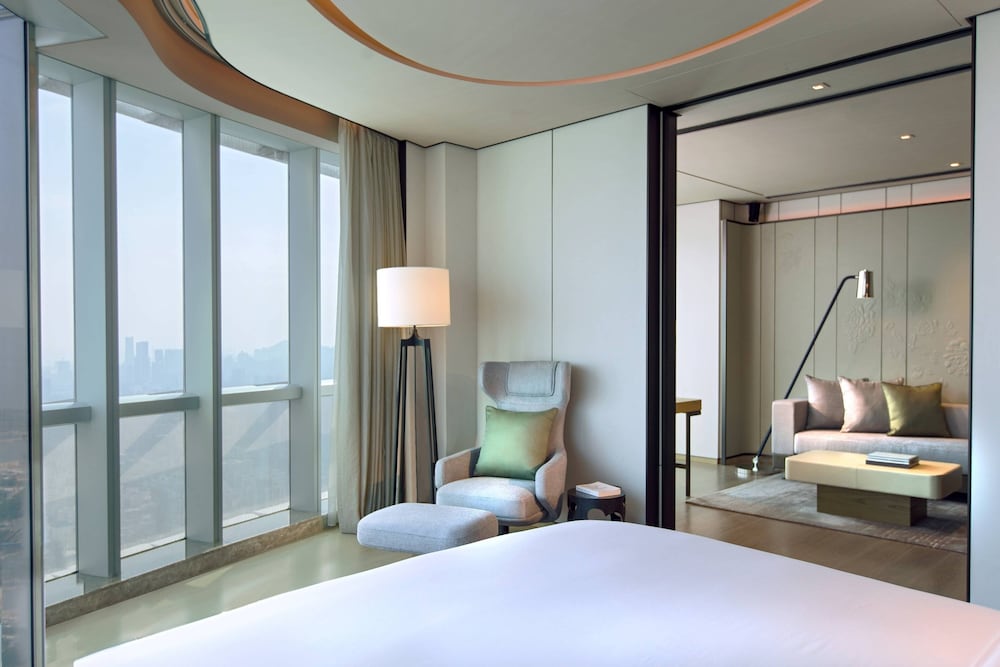 Executive Suite, 1 King Bed, City View photo 2