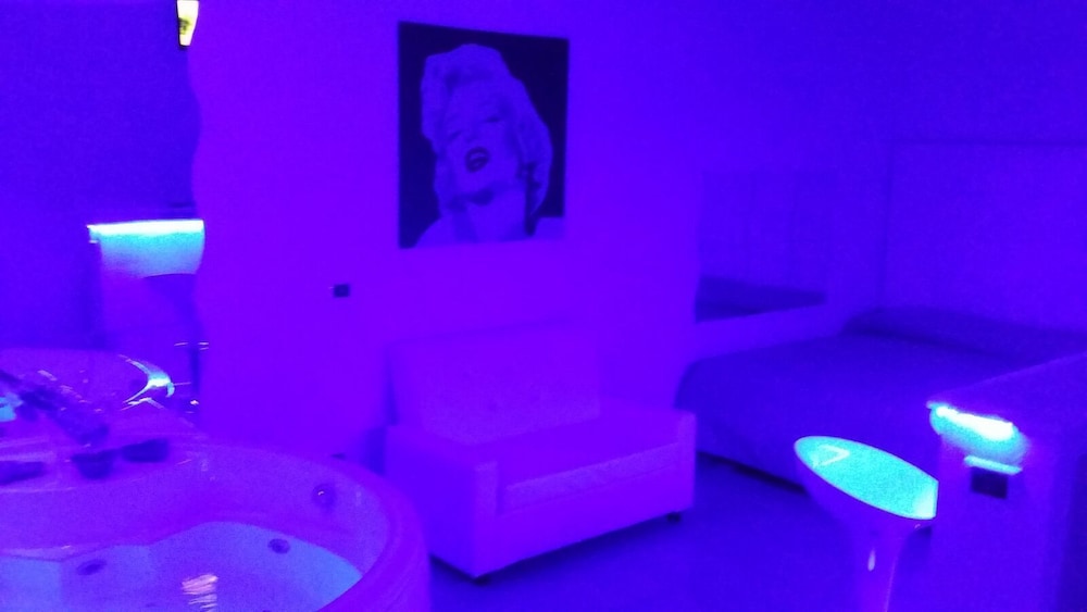 Deluxe Suite, Jetted Tub