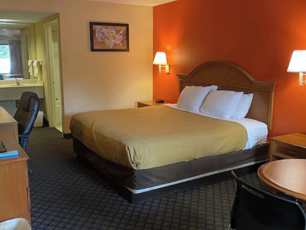 Room, 1 King Bed, Non Smoking - Photo 3