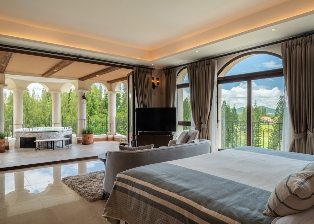 Jacuzzi Suites - Photo 1