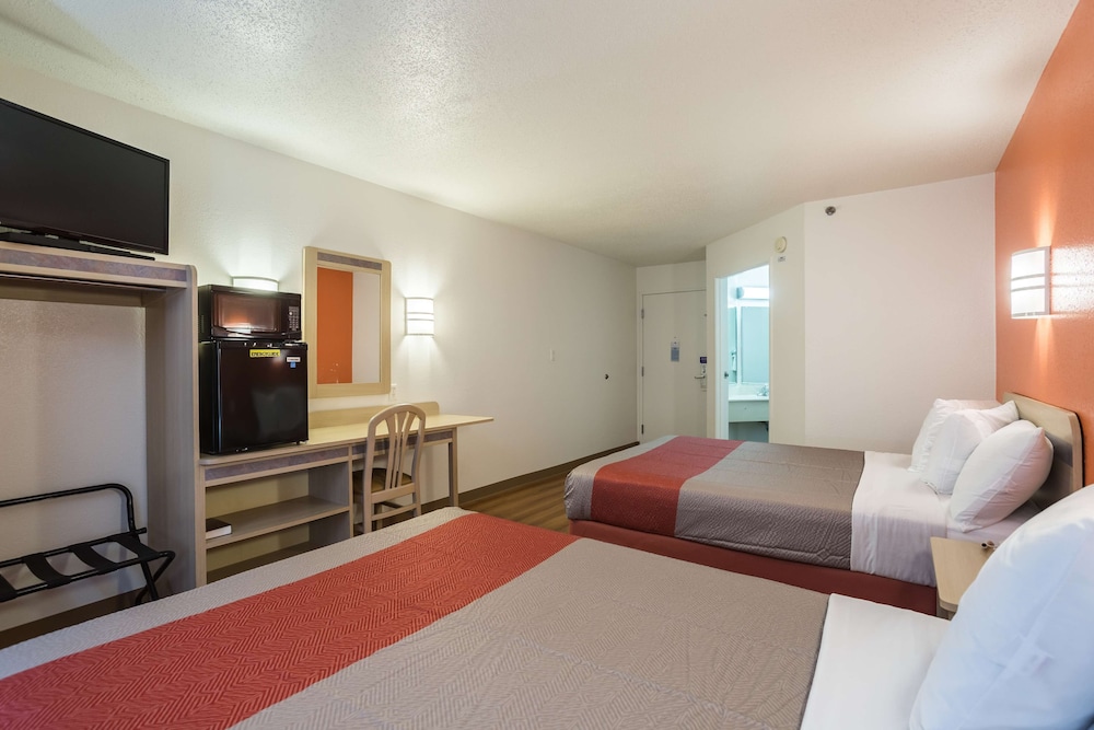 Deluxe Suite, 2 Queen Beds, Non Smoking, Hot Tub photo 1
