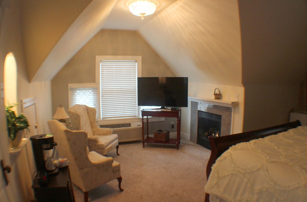 Romantic Penthouse, Ensuite, Mountain View (Rosewood-6)