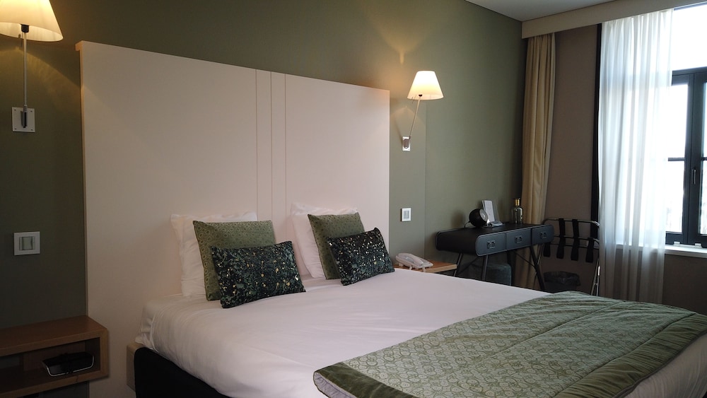Twin Room, City View