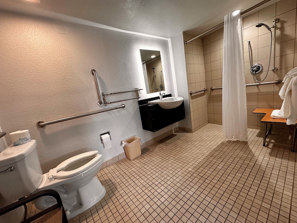 Room, 2 Queen Beds, Accessible, Non Smoking (Roll-In Shower) - Photo 3