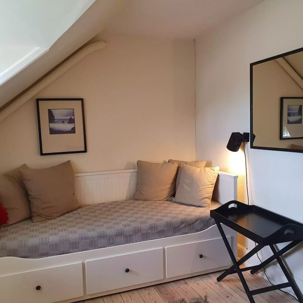 Premium Single Room, 1 Twin Bed, Park View, Garden Area photo 3