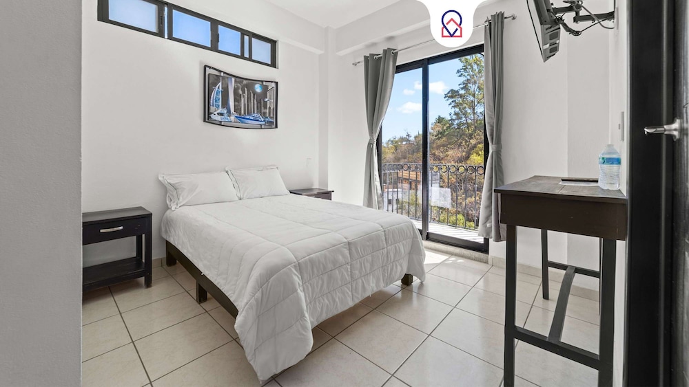 Comfort Room, Balcony, Mountain View photo 1