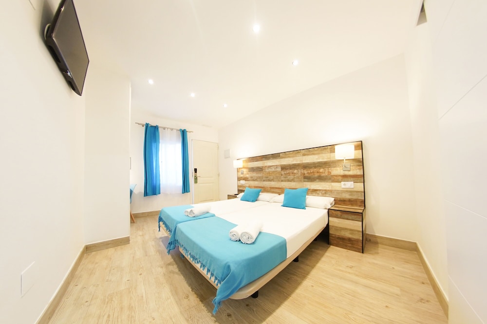 Standard Double Room with Free Airport Shuttle - Photo 5