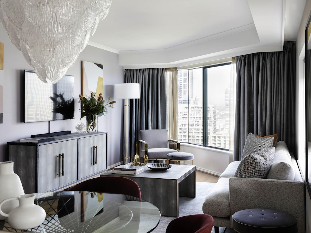 Suite, 1 King Bed thumbnail 6