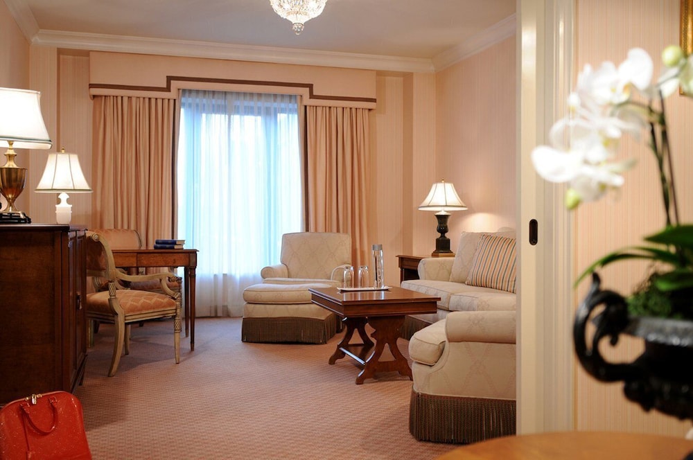 Suite, 1 King Bed photo 3