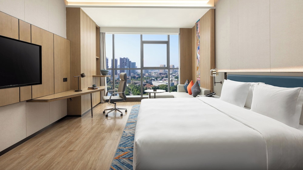 Premium Room, 1 King Bed, Bathtub, River View (Lounge Access) photo 2