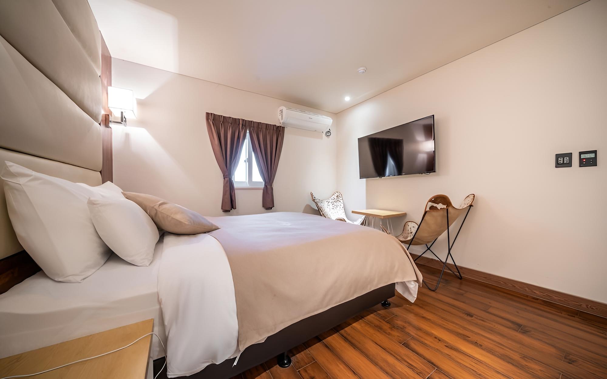 Room (Premium) - Photo 2