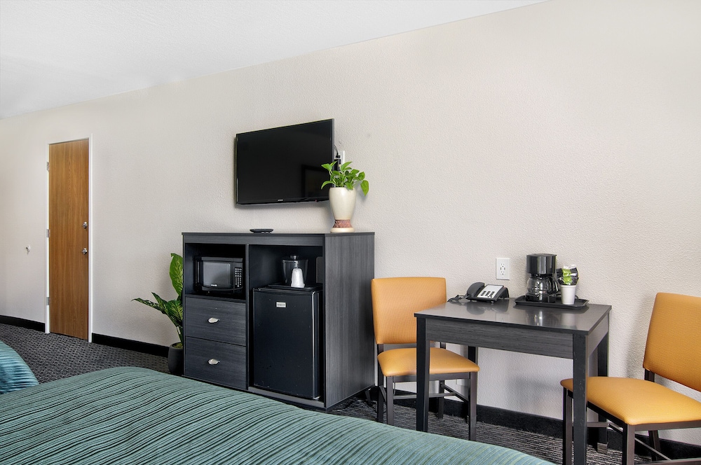Standard Room, 1 King Bed, Non Smoking - Photo 3