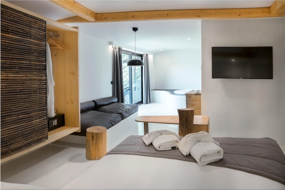 Executive Junior Suite with Landscape View - Photo 6