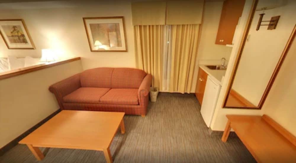 Suite, 1 Queen Bed, Non Smoking photo 3