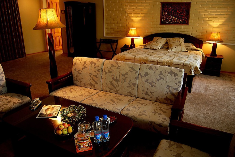 Executive Suite - Photo 5