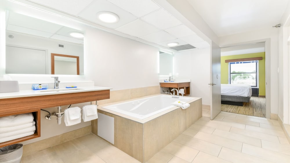 Suite, 1 Bedroom - Photo 3