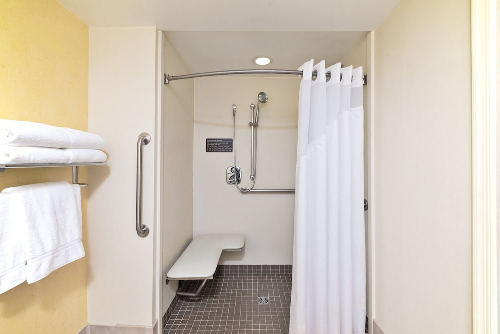 Standard Room, 1 King Bed, Mobility Accessible (Communications, Transfer Shower) photo 3