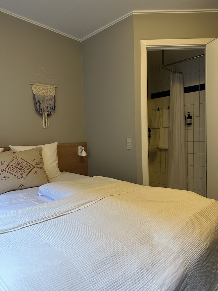 Standard Double Room, 1 Queen Bed, Non Smoking, Courtyard View (Medium) thumbnail 5