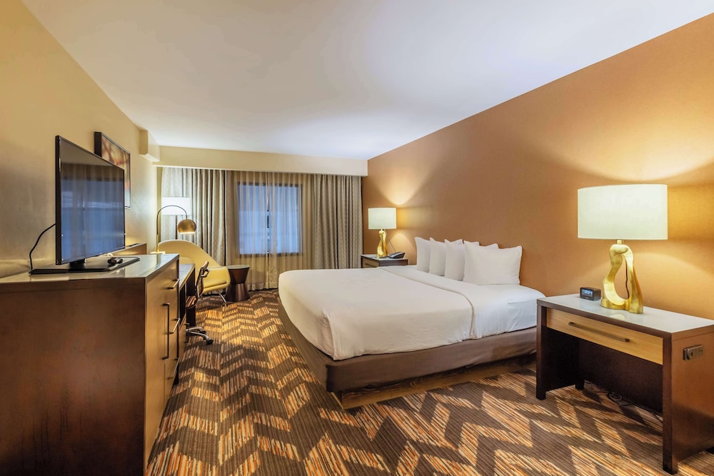 Suite, 1 King Bed, Accessible, Bathtub photo 1