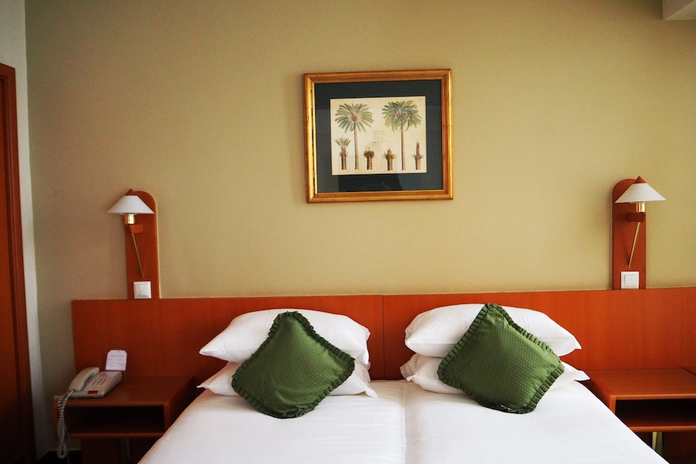 Standard Twin Room, Lake View (With Extra Bed) photo 3