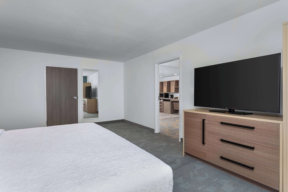 Suite, 1 Bedroom - Photo 2