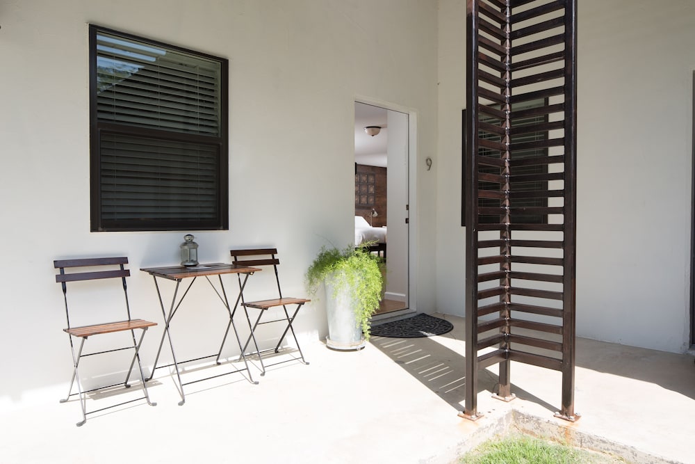 Signature Room, 1 King Bed with Sofa bed, Courtyard View (9)