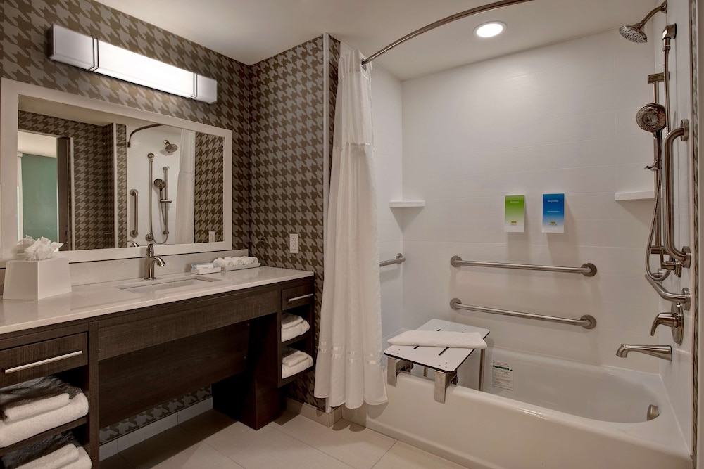 Suite, 1 King Bed, Accessible, Bathtub - Photo 5