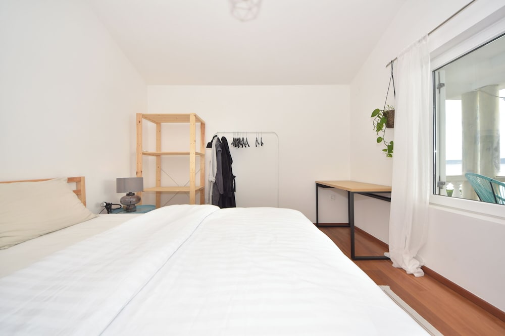Family House, Multiple Bedrooms, 2 Bathrooms, Sea Facing (Holiday Home Seafront Escape) photo 3
