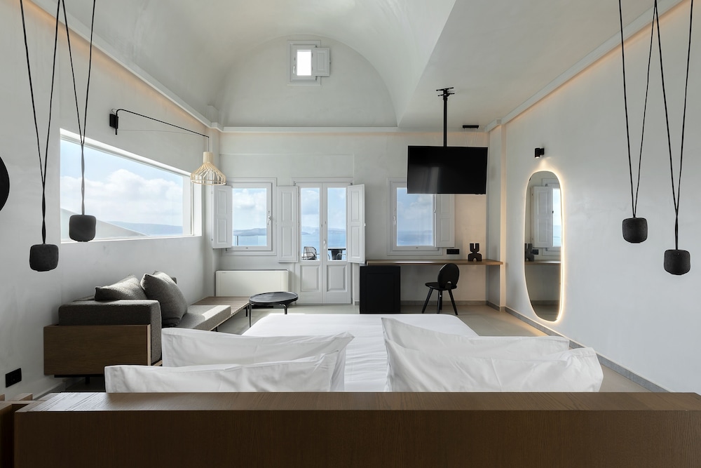 Deluxe Suite outdoor hot tub sea view - Photo 10