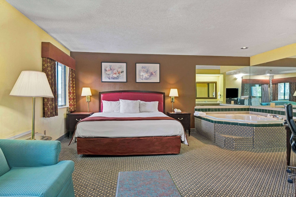 Suite, 1 King Bed - Photo 1