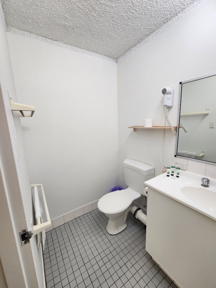 Two Bedroom Apartment Queen and Twin - Photo 9