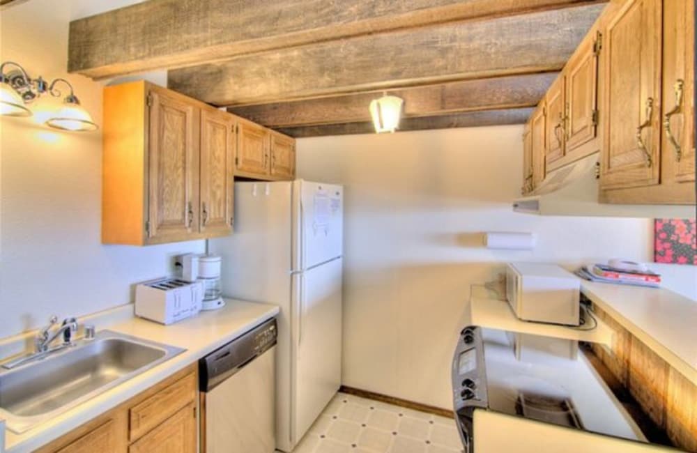 Condo, 3 Bedrooms, 2 Bathrooms photo 2