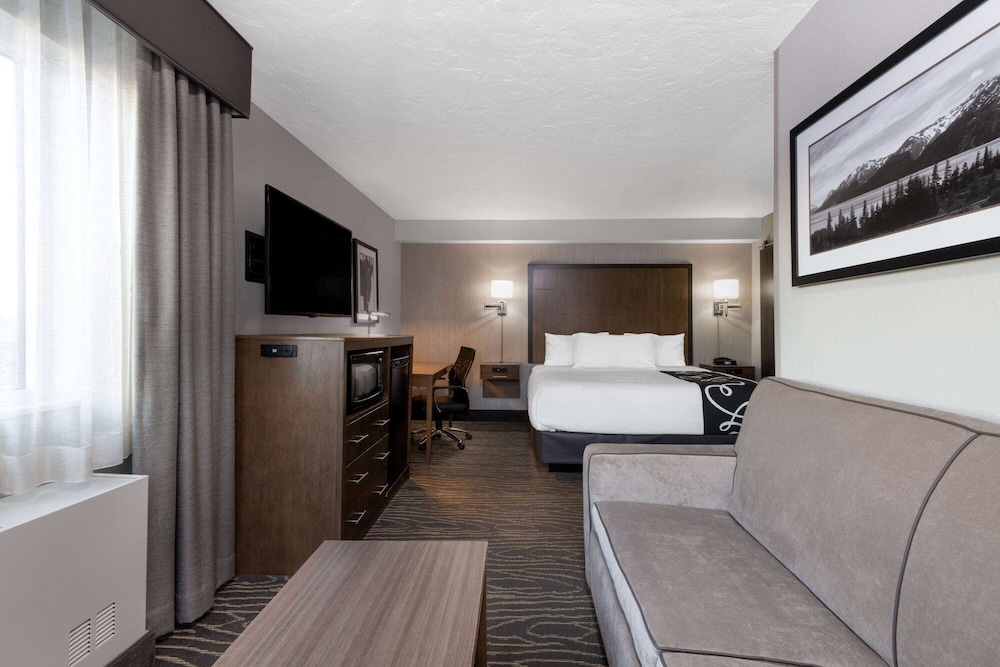 Deluxe Room, 1 King Bed, Non Smoking (Deluxe Executive Room) - Photo 3